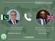 برطانوی وزیر خارجہ کا اسحاق ڈار کو فون، مشرق وسطی کی صورتحال پر گفتگو