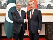 چینی وزیر خارجہ کی اسحاق ڈار سے ملاقات، پاکستان کیساتھ مل کر چلنے کا اعادہ