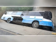 گلگت سے اسلام آباد جانیوالی بس برساتی نالے میں جاگری، 2 مسافر جاں بحق، 6 زخمی