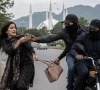 آئی فون کس طرح چھینے گئے؟ اوورسیز پاکستانی خاتون نے ویڈیو میں تفصیل بتادی