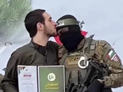 اسرائیلی یرغمالی نے رہائی کے وقت حماس کے جانبازوں کے ماتھے چوم لیے؛ ویڈیو وائرل 