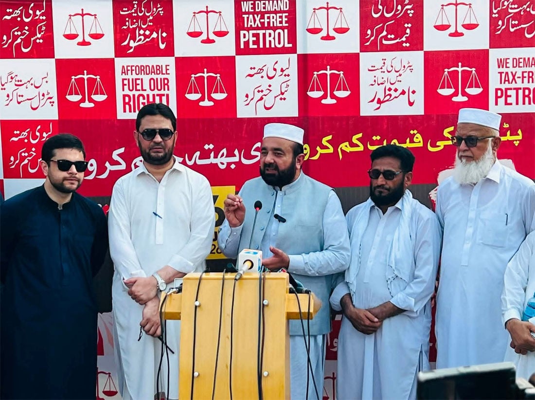 جماعت اسلامی وسطی کے امیر عبدالواسع پریس کانفرنس سے خطاب کررہے ہیں