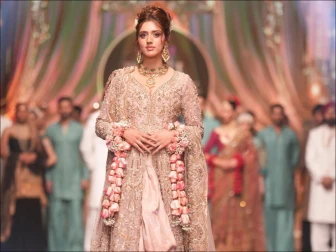 جنت مرزا ریمپ واک کرکے مشکل میں پڑگئیں، سوشل میڈیا پر تنقید