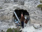 زلزلے کے خوف نے شہری کو غار میں رہنے پر مجبور کردیا