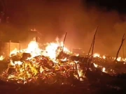 کراچی؛ یوپی موڑ کے قریب خوفناک آتشزدگی سے 20 جھگیاں جل کر خاکستر