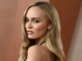 ہالی ووڈ اداکار جانی ڈیپ کی بیٹی نے کمائی میں سب کو پیچھے چھوڑ دیا