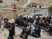 مسجد اقصیٰ میں صرف 450 فلسطینیوں کو نماز جمعہ کی اجازت؛ اکثریت نے باہر ادا کی