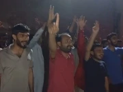 کراچی، 56 گھنٹوں سے بجلی غائب ہونے پر عوام ناچ اُٹھی، ڈھول کی تھاپ پر رقص، مگر کیوں؟ جانیے