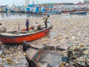 کراچی میں بارش کے بعد برساتی نالوں کا لاکھوں ٹن کچرا ساحل پر پہنچ گیا