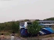 حادثے کا شکار بس (فوٹو انٹرنیٹ)