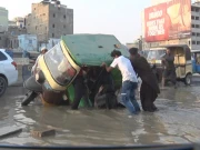 کراچی؛ یونیورسٹی روڈ کی صورتحال بدترین، گندے پانی اور گڑھوں میں حادثات معمول بن گئے