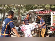 کراچی: مسافر وین اور ڈمپر میں تصادم، بچی سمیت 2 افراد جاں بحق، خواتین سمیت متعدد شدید زخمی