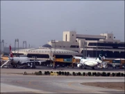 کراچی ایئرپورٹ پر کھڑے طیارے کو ٹرک نے ٹکر مار دی