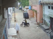 کراچی: ڈاکو نے خاتون سے سونے کی بالیاں چھین لیں، وڈیو سامنے آگئی