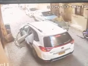 کراچی؛  ڈاکوؤں کی دن دہاڑے کار سوارفیملی سے اسلحے کے زورپر لوٹ مار، ویڈیو وائرل