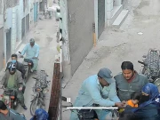 کراچی میں پولیس چوکی کے پیچھے ڈکیتوں کی پُرسکون واردات، باپردہ خاتون کا نقاب بھی اتروادیا