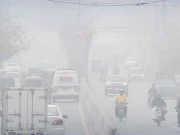 کراچی میں بھی دھند کے ڈیرے، حد نگاہ متاثر