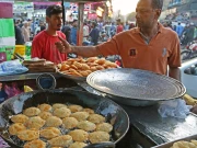 کراچی میں ٹوٹی سڑکوں کے گرد قائم فوڈ اسٹالز امراض کا گڑھ بن گئے