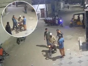 کراچی؛ پیدل چلتے مسلح ڈاکوؤں نے شہری کو لوٹ لیا، سی سی ٹی وی فوٹیج سامنے آ گئی
