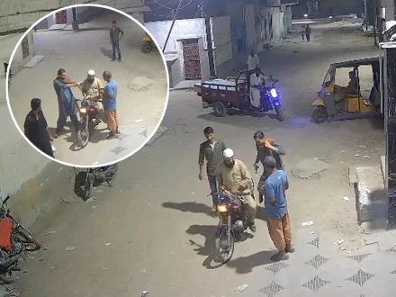 کراچی؛ پیدل چلتے مسلح ڈاکوؤں نے شہری کو لوٹ لیا، سی سی ٹی وی فوٹیج سامنے آ گئی