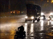 کراچی: بارش میں پھنسے افراد کو نکالنے کیلیے رات بھر ریسکیو آپریشن جاری رہا