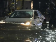 کراچی کی سڑکیں دریا بن گئیں، نالوں کا پانی باہر آگیا، بجلی کا نظام درہم برہم