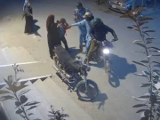 موٹرسائیکل سواروں نے  بچے کے ساتھ جانے والی خواتین کواسلحے کے زورپر لوٹ لیا