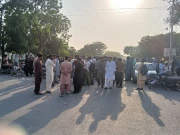 جامعہ کراچی؛ اسکول آف لا کے طلبہ کا فیس کے معاملے پر احتجاج، امتحانات ری شیڈول