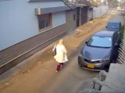 کراچی میں راہ چلتی خاتون سے لوٹ مار کی کوشش