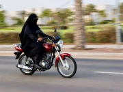 کراچی میں موٹر سائیکل سوار خواتین کو گاڑی نے ٹکر ماردی، ایک خاتون جاں بحق