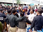 کراچی پریس کلب پر ٹیچرز کا جوائننگ لیٹرز نہ ملنے پر احتجاج، متعدد گرفتار