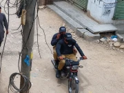 کراچی میں پولیس وردی میں ملبوس ملزمان شہری سے نئی موٹرسائیکل چھین کر فرار