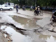 کراچی میں بارش کے بعد شہر کھنڈر میں تبدیل، 15 روز بعد بھی تعمیراتی کام شروع نہ ہوسکا