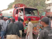 حادثے کا ذمہ دار ٹرک وقوعہ پر پولیس نے تحویل میں لیا ہوا ہے (فوٹو ایکسپریس)