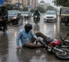 کراچی میں ہلکی بارش کے باعث سڑکوں پر پھسلن، کئی موٹر سائیکل سوار گرکر زخمی