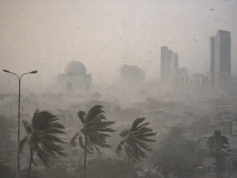 کراچی میں معمول سے تیز ہوائیں چلنے کا امکان
