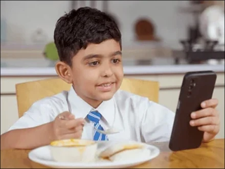 کیا آپ بھی بچوں کو کھانا کھلاتے وقت موبائل دیتے ہیں؟ یہ ’’دشمنی‘‘ نہ کیجئے