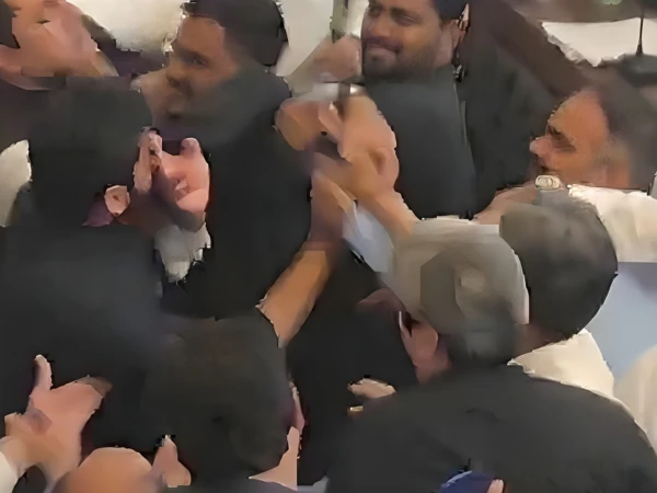 بلدیہ عظمیٰ کراچی کے اجلاس میں گھمسان کا رن پڑ گیا، پی پی اور جماعت کے اراکین گتھم گتھا