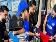 کوہلی اور روہت کا پاکستانی مداح کو آٹوگراف، تصاویر بھی بنوائیں