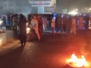 کراچی، پانی و بجلی بحران شدت اختیار کرگیا، مشتعل شہریوں کا سڑکوں پر احتجاج، ٹریفک جام