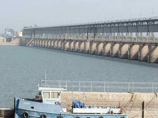 سکھر بیراج پر اونچے اور کوٹری کے مقام پر نچلے درجے کا سیلاب