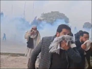 فنڈ کیلیے کے پی اسمبلی کے سامنے بلدیاتی ملازمین کا احتجاج، پولیس کا لاٹھی چارج اور شیلنگ