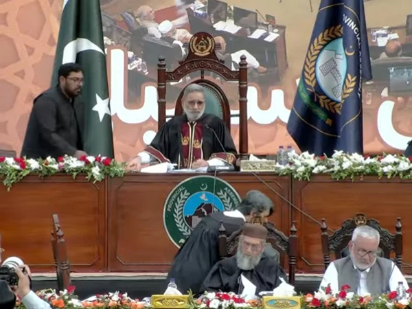 کے پی اسمبلی کے اجلاس میں عمران خان، بشریٰ بی بی، مہنگائی اور افغانستان کی صورتحال پرقراردادیں منظور