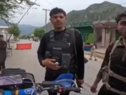 پشاور: غیر ملکی خاتون بائیکر سے نامناسب سوالات پوچھنے والا پولیس اہلکار معطل 