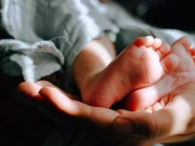 برطانیہ میں ایک ہی بچے کی دو بار پیدائش کا حیران کُن واقعہ