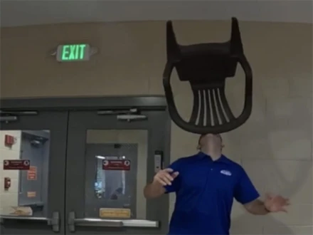 امریکا: ٹھوڑی پر کرسی کا توازن قائم کرنے کا انوکھا کارنامہ