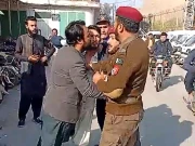 پشاور؛ لیڈی ریڈنگ اسپتال کے گارڈز کا شہری پر تشدد؛ ویڈیو وائرل