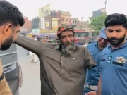 معذوری کا ڈرامہ کرکے مانگنے والا بھکاری ٹریفک پولیس کے ہتھے چڑھ گیا