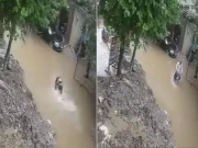 لاہور میں شہری موٹر سائیکل سمیت مین ہول میں جاگرا، ویڈیو وائرل