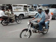 لاہور؛ موٹرسائیکل پر پیچھے بیٹھے مرد یا عورت کیلیے بھی ہیلمٹ لازمی قرار